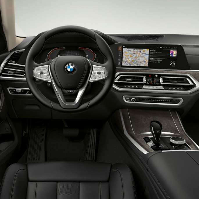 BMW X7, Business-mallin ohjaamo Lähikuva Business-varustellun BMW X7:n sisätilasta kuljettajan puolelta