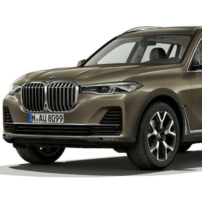 BMW X7 Business-malli Kolmeneljäsosa-studiokuvassa Vermont Bronze -värinen BMW X7 edestäpäin