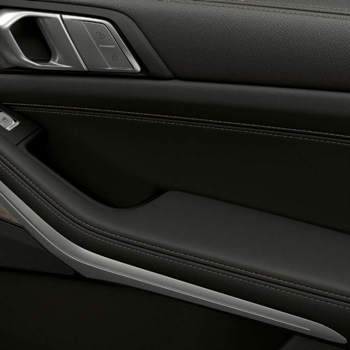BMW X7, Business-varustellun auton oviverhous Lähikuva Business-varustellun BMW X7:n oviverhouksesta