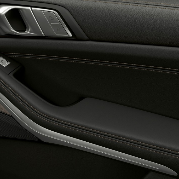 BMW X7, Business-varustellun auton oviverhous Lähikuva Business-varustellun BMW X7:n oviverhouksesta