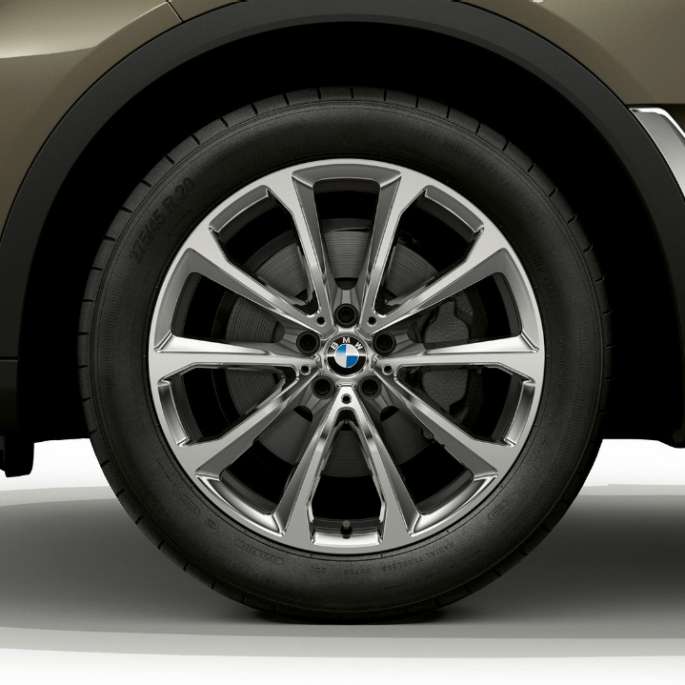 BMW X7, Business-varustellun auton kevytmetallivanne Lähikuva Business-varustellun BMW X7:n kevytmetallivanteesta